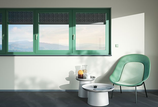 Designvielfalt-gruener Stuhl vor gruenem Fenster