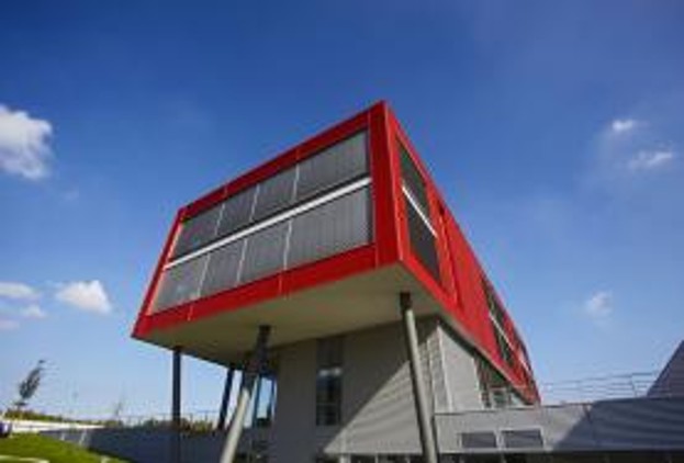 architekten-heroal-Gebauede mit roter Fassade