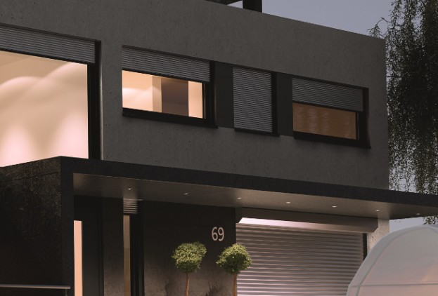 Rollladen-Wohnhaus-beleuchtet-bei-Nacht