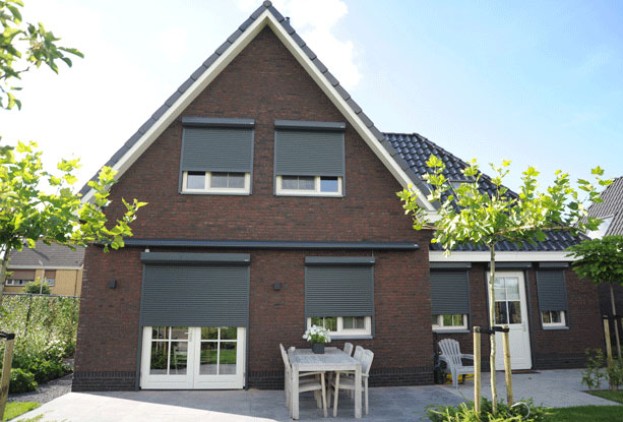 Rollladen-halb-heruntergelassen-Anthrazit