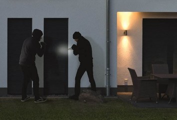 Themen-Einbruchschutz-geschlossenes-Rolltor-bei-Nacht