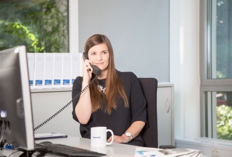 Duales Studium-Mitarbeiterin am Telefon im Buero